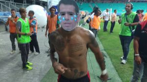 O meia atacante vestiu uma máscara ironizando o presidente do rival, onde a torcida entoou "o choro é livre". Foto: Flávio Sande / Arena Rubro-Negra
