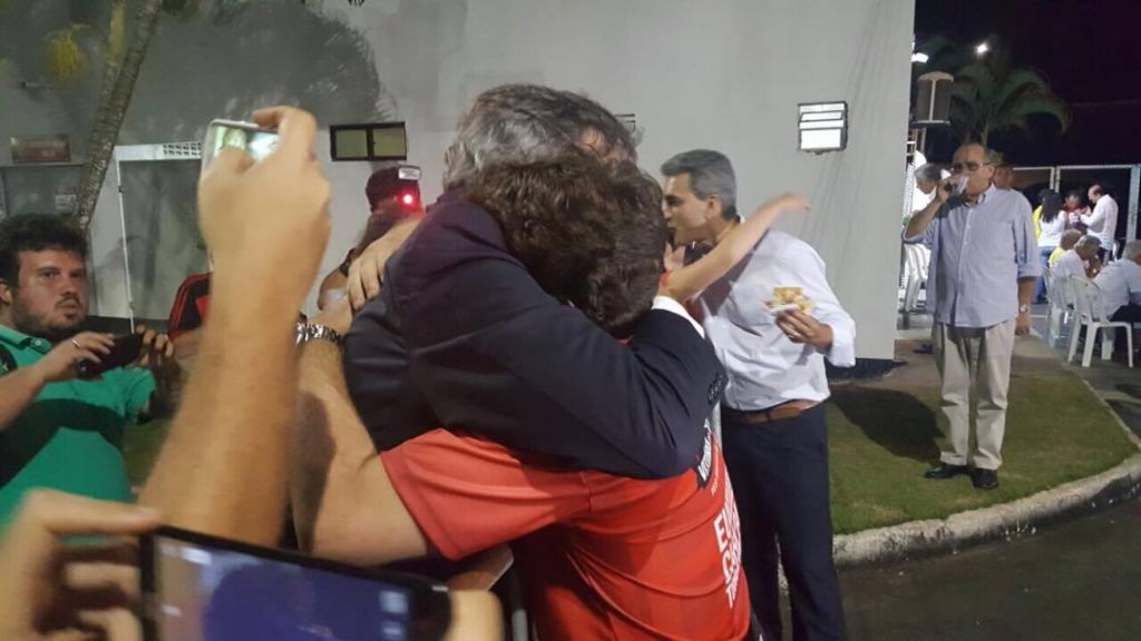 Paulo Catharino filho comemora triunfo nas eleições ao lado de seu pai (Foto: André Reis / Arena Rubro-Negra)