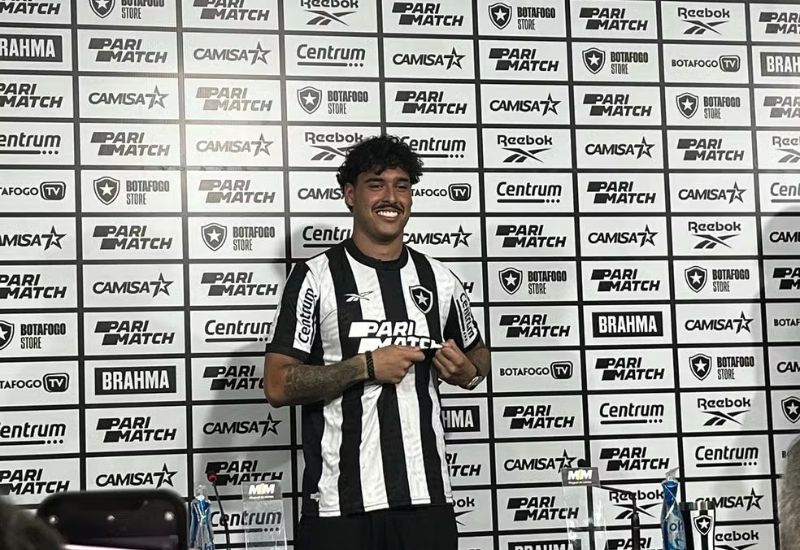 Vitória formaliza proposta por zagueiro do Botafogo