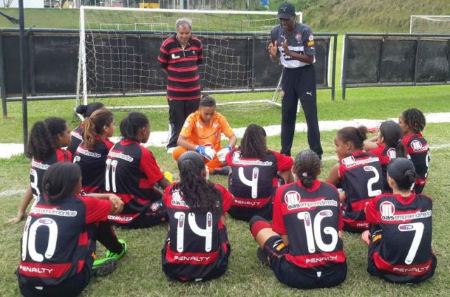Time de futebol feminino ouve instruções. (Divulgação / EC Vitória)