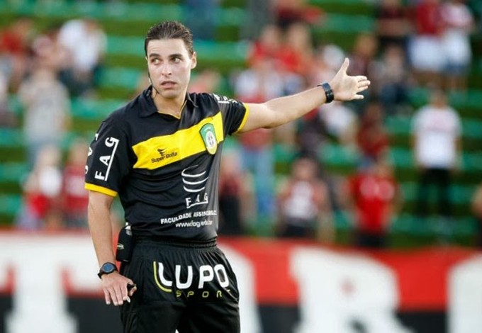 Rodolpho Toski Marques comanda o jogo entre Cruzeiro e Corinthians