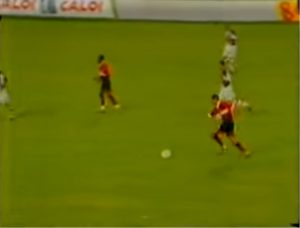 O meia Fernando carrega a bola e se prepara para um chute, uma das suas características: o potente remate com a canhota. Imagem: Reprodução / Youtube