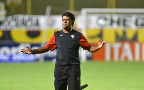 Wesley tentando drible contra o Bahia