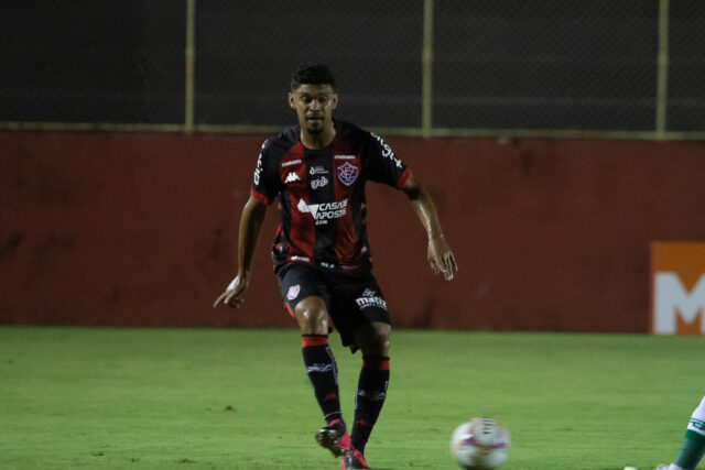 Vitória está interessado em lateral que jogou o Brasileirão pelo Vasco