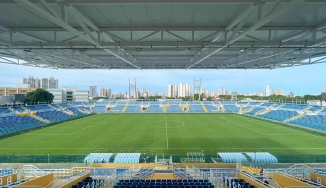 Presidente do Vitória assiste jogo no meio da galera