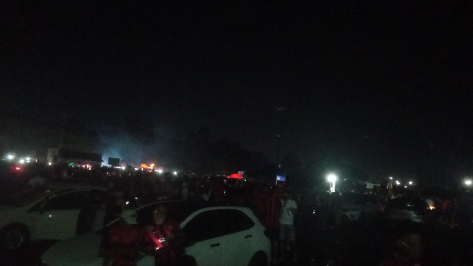 Apagão no estacionamento gera caos aos torcedores do Vitória
