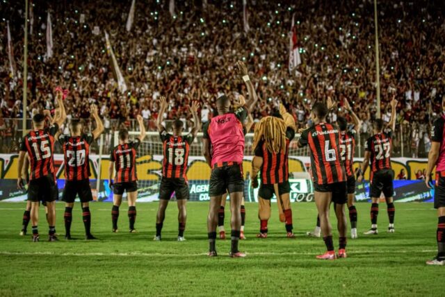 Presidente do Vitória assiste jogo no meio da galera