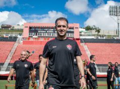 Vitória enfrenta Léo Condé pela primeira vez desde saída do treinador do clube Leo Conde