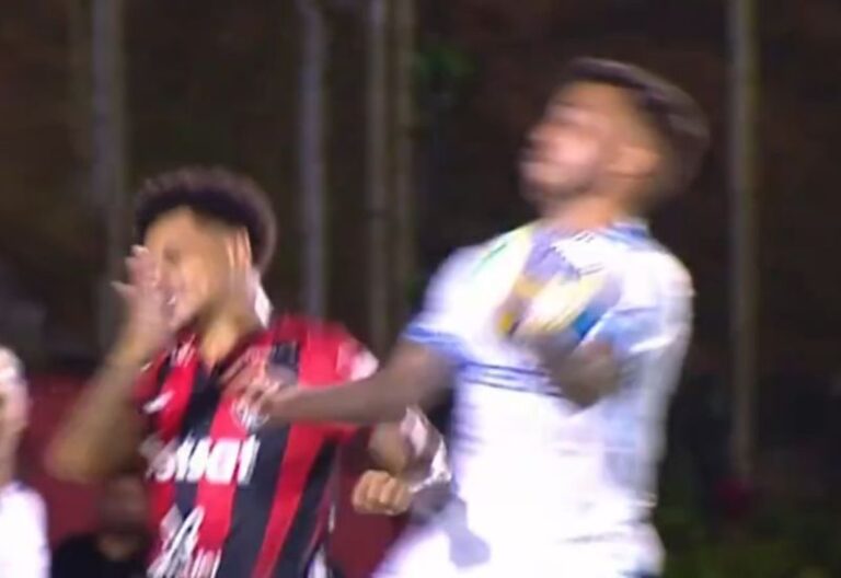 Bola na mao de Matheus Henrique