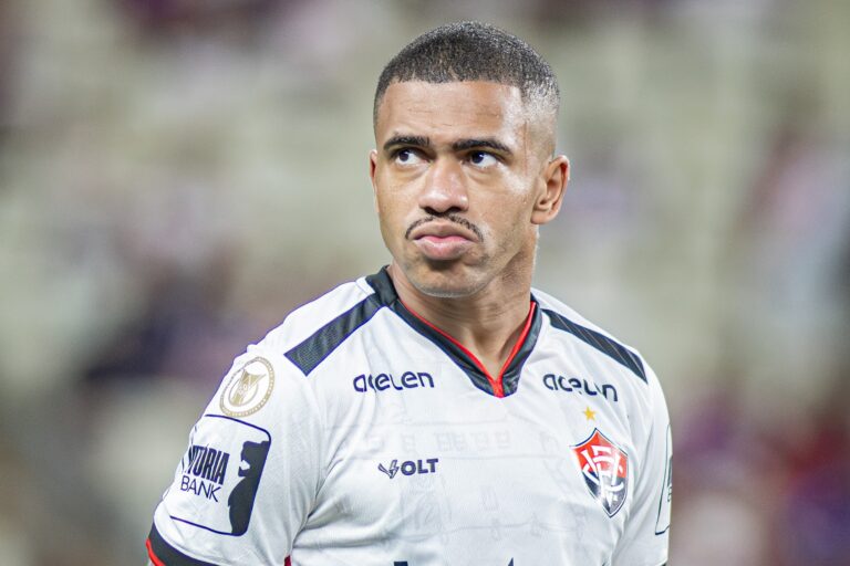 Terceiro cartao amarelo tira Lucas Esteves do prox0128022300202407271955 scaled