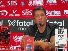 “Foi difícil, desafiador, mágico”, diz Carpini sobre trabalho no Vitória Thiago Carpini