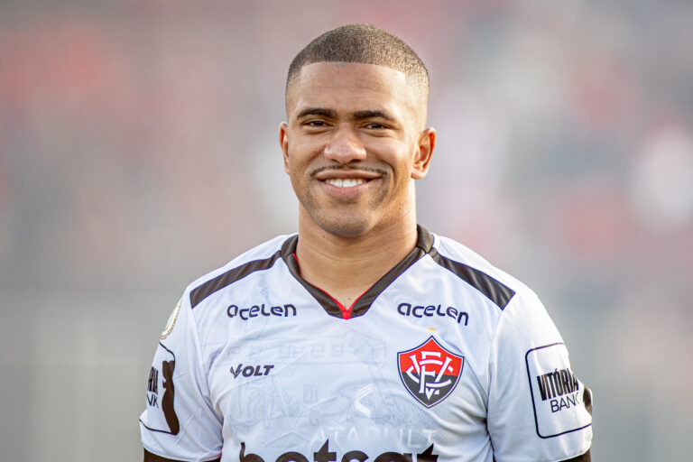Lucas Esteves comemora titularidade no Vitoria Fel0127517200202406191535