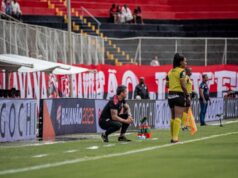 Carpini reclama do estádio Adauto Moraes: “Não é o futebol que estou acostumado” Thiago Carpini