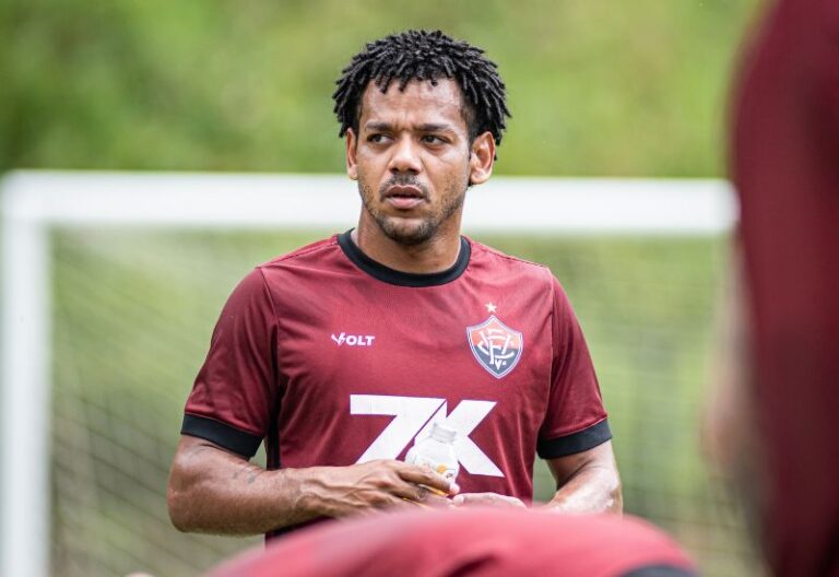 Romarinho no treino do Vitória