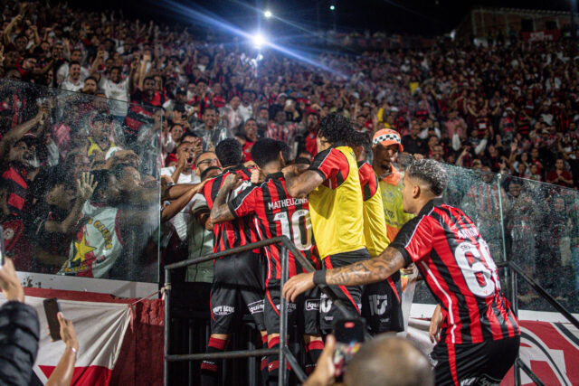 Comemoração no alambrado Vitória x Sport