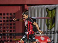 Vitória confirma lesão de lateral Caceres