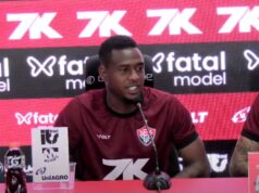 Em reestreia, volante do Vitória recebe cartão com cinco minutos em campo Dudu