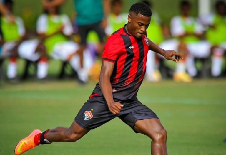 Lateral de 19 anos é convocado por Carille para jogo contra o São Paulo