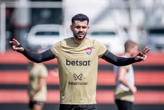 Lateral do Vitória desperta interesse do Criciúma Willean Lepo