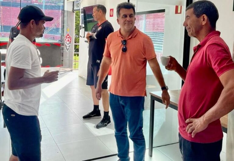 Ídolos do Vitória visitam CT Manoel Pontes Tanajura e elogiam estrutura do clube