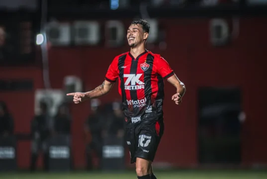 Vitória renegocia dívida por Claudinho com o Criciúma Claudinho