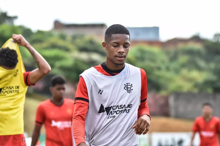 Lateral revelado na base visita o Vitória e conversa com Rodrigo Chagas