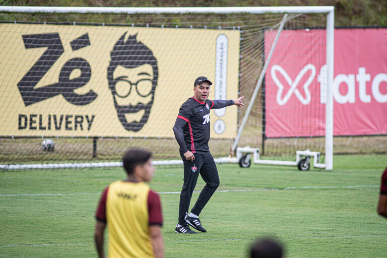 Nova comissão técnica é apresentada e Vitória treina de olho no Grêmio