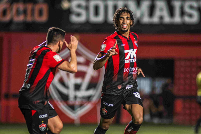 Após mais dois meses sem atuar, atacante do Vitória dá assistência para gol salvador no Barradão