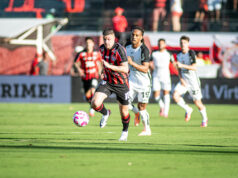 Vitória sofre gol no fim e deixa escapar chance de sair do Z-4