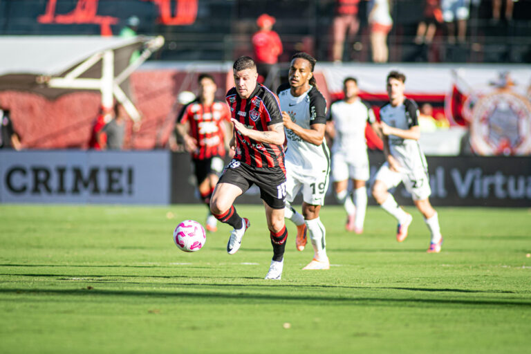 Vitória sofre gol no fim e deixa escapar chance de sair do Z-4