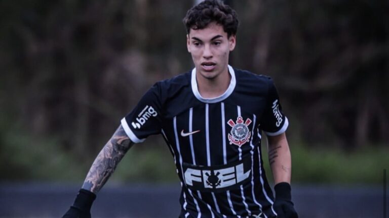 Vitória contrata lateral ex-Corinthians