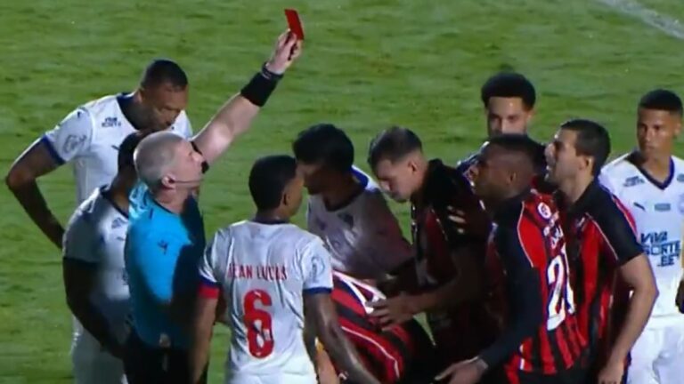 “Melhor a expulsão do que tomar o gol de empate”, diz Dudu após o Ba-Vi