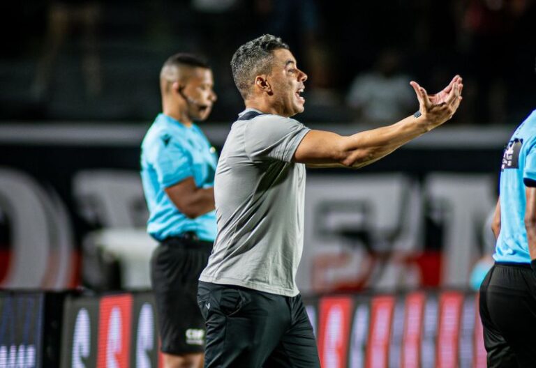 Jair supera Carpini e Carille no comando do Vitória no Brasileirão