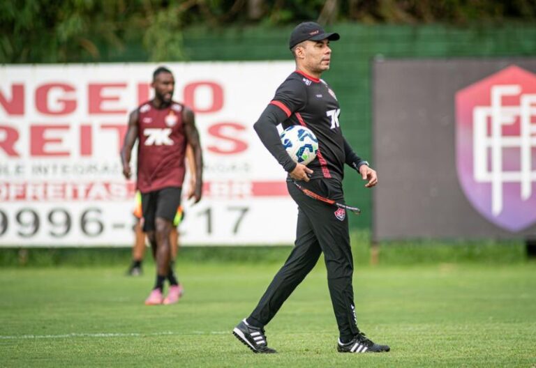 Vitória realiza treino tático em preparação para duelo com o Corinthians
