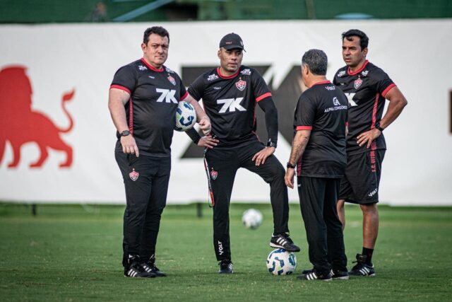 Jair Ventura e comissão técnica