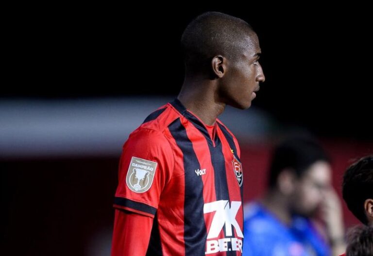 Zagueiro da base é relacionado para Cruzeiro x Vitória no Mineirão