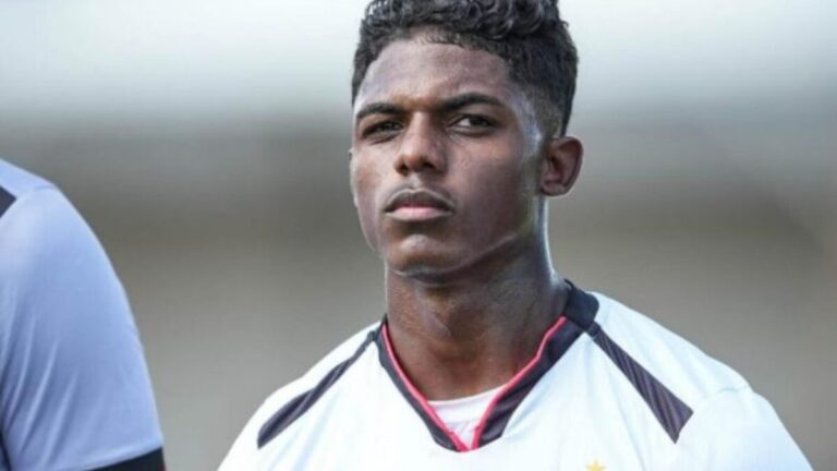 Vitória rescinde contrato de volante