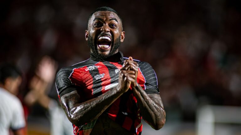 Vitória tem quatro pendurados para jogo contra o Bragantino