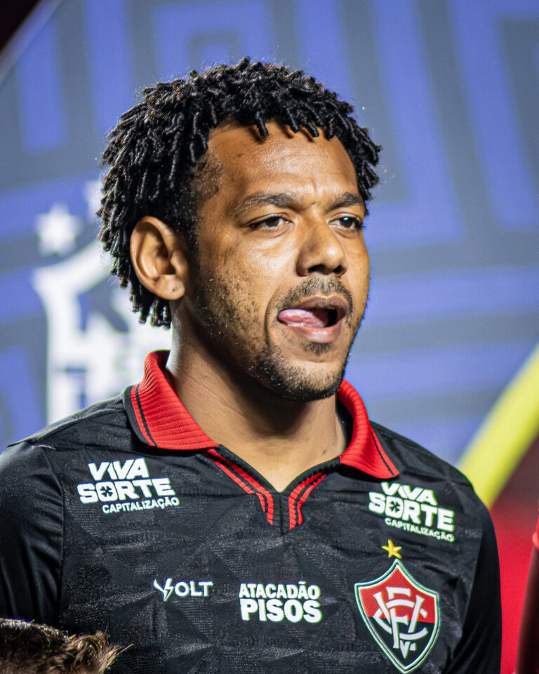 Romarinho explica saída do Vitória após punição