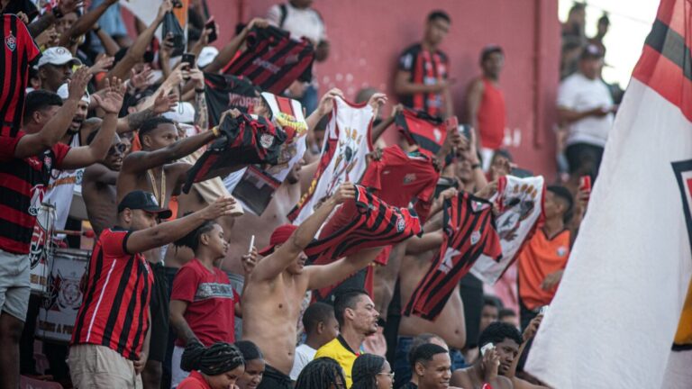 Torcida marca presença em treino aberto antes do Ba-Vi