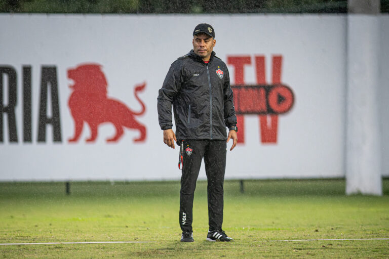 Vitória tem oito jogadores pendurados antes de enfrentar o Corinthians