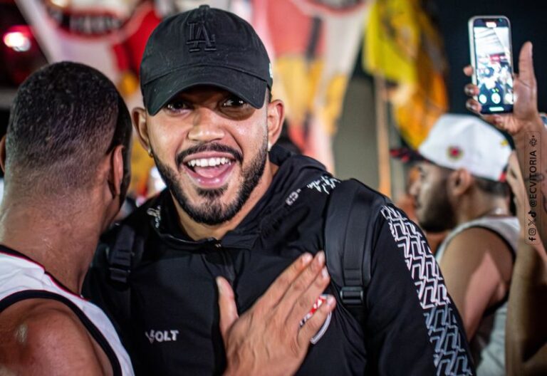 AERONEGO! Torcida do Vitória leva apoio ao time antes de viagem para o Rio de Janeiro