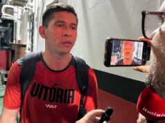 “É mais 1 confronto direto”, diz atacante do Vitória sobre jogo contra o Vasco Osvaldo na zona mista