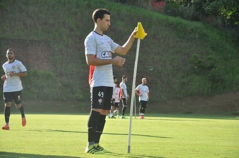 Ex-Vitória anuncia aposentadoria do futebol