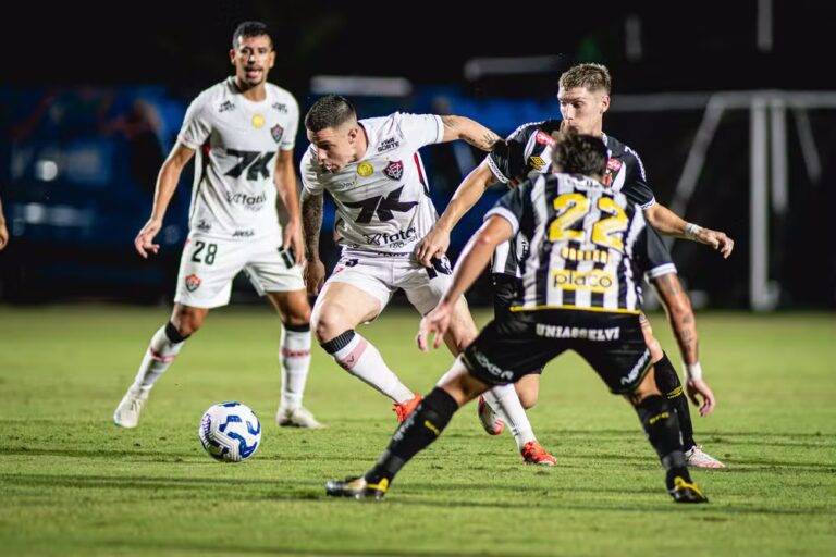 Vitória tenta quebrar tabu de 51 anos contra o Santos fora de casa