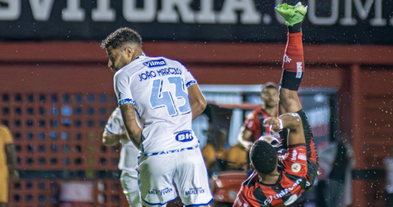 Ex-Vitória, Alerrandro concorre ao Puskás com bicicleta contra o Cruzeiro