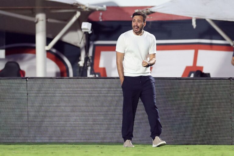 Técnico do Botafogo elogia torcida do Vitória após empate no Barradão