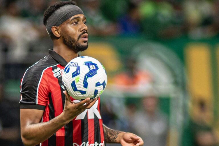 Cirurgia do zagueiro Edu, do Vitória, é bem-sucedida