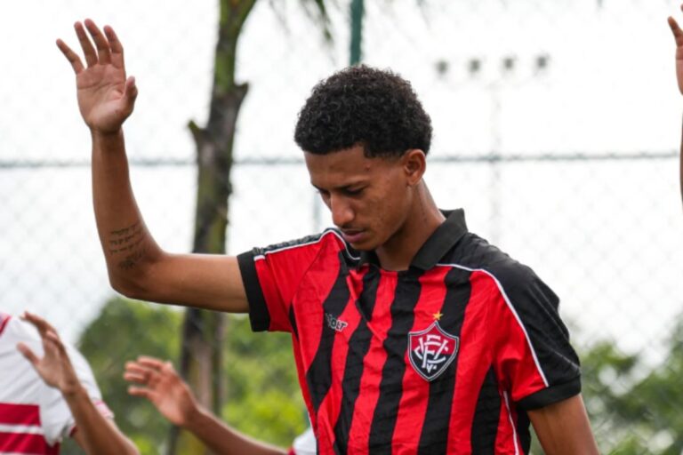 Vitória contrata lateral-direito mirando 2026