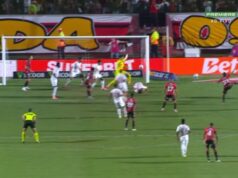 Vitória tem lance inusitado em jogo contra o Internacional; veja vídeo